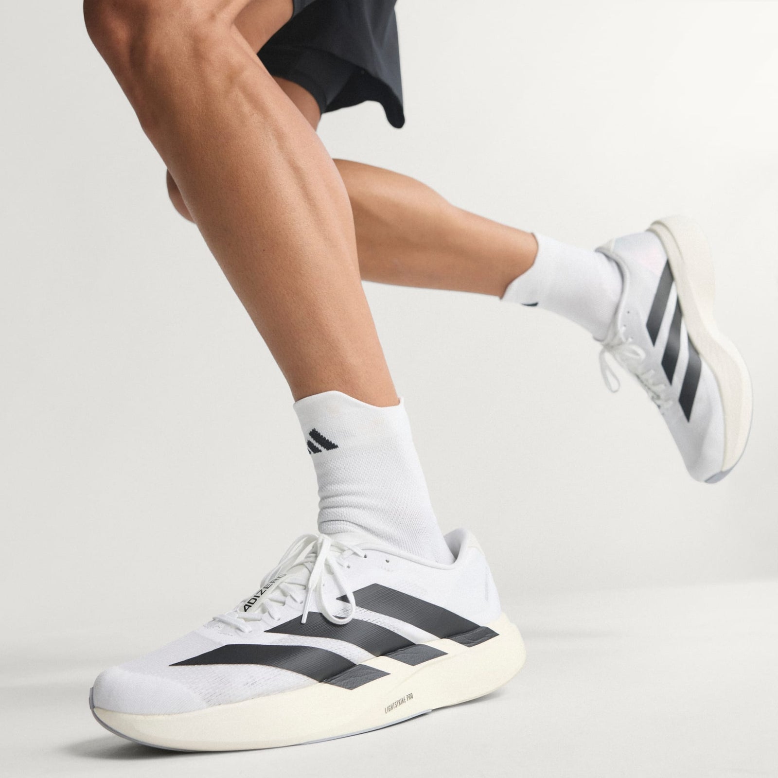 https://assets.adidas.com/images/w_1880,f_auto,q_auto/b40f570a26144541bd73e1ee967ce5b1_9366/JH6206_HM1.jpg